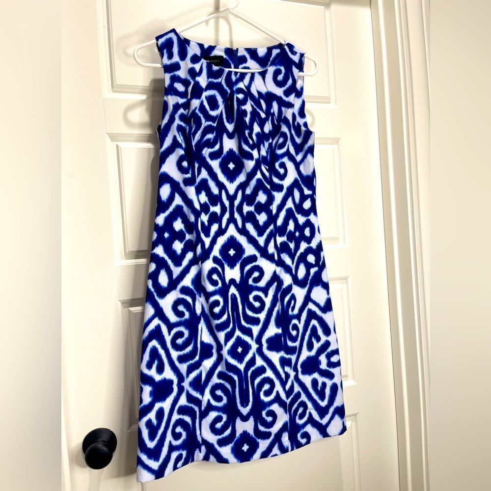 AB studio size 6 blue & white sleeveless print shift dress